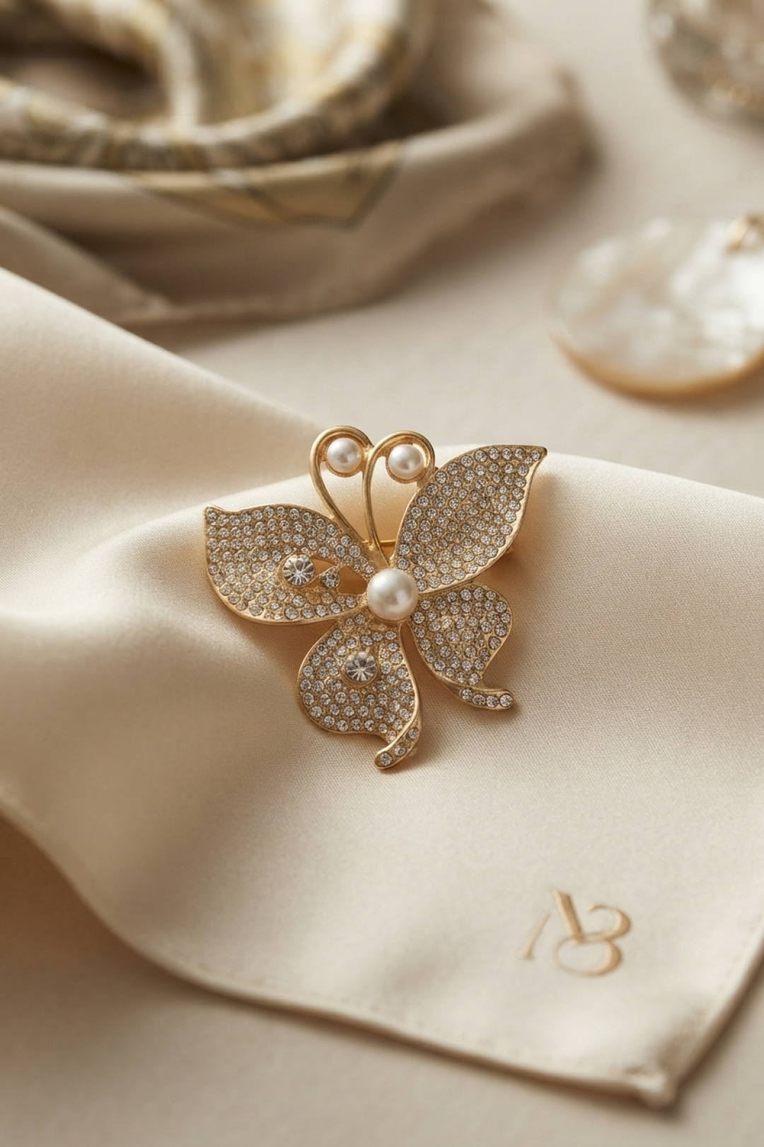 Zirkon Taşlı Gold Renk Kelebek Model Broş 5886