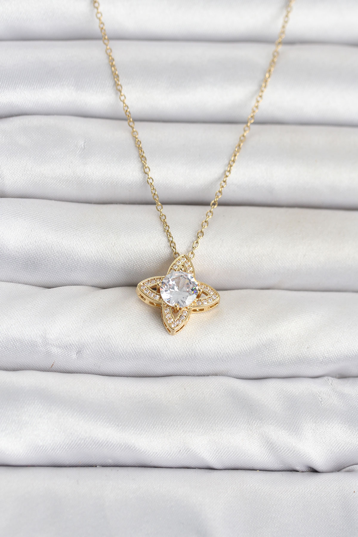 316L Çelik Zincir Gold Renk Yonca Model Kadın Kolye 5886